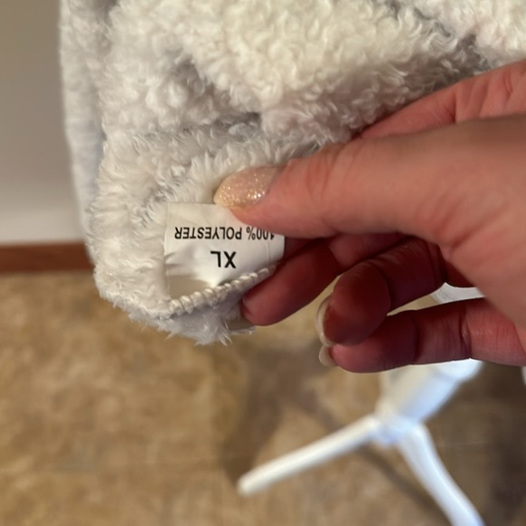 Fuzzy Pullover - Picture 7 of 7